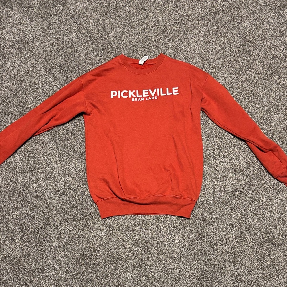 Pickleville Playhouse Bear Lake crewneck in red